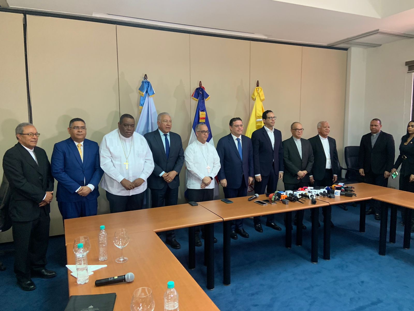 Obispos católicos al igual que Danilo y Leonel aconsejan al gobierno no cargar a la población en plan para enfrentar crisis de la guerra en Irán