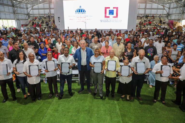 Abinader entrega 2,000 títulos de propiedad