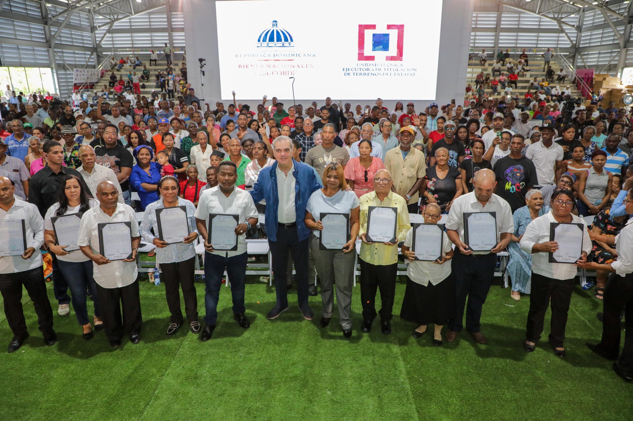 Abinader entrega 2,000 títulos de propiedad