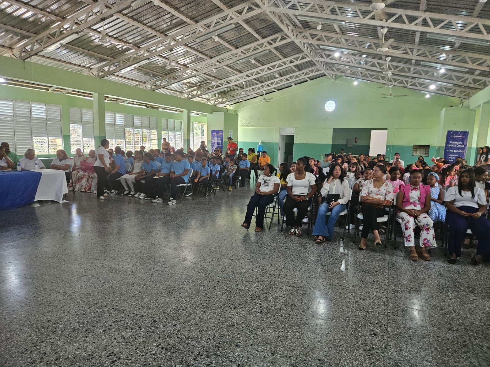 Estudiantes destacados son reconocidos en emotiva ceremonia en La Vega