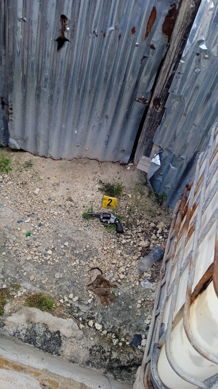 Policía identifica y persigue a hombre acusado de ultimar a su pareja en Villa Altagracia