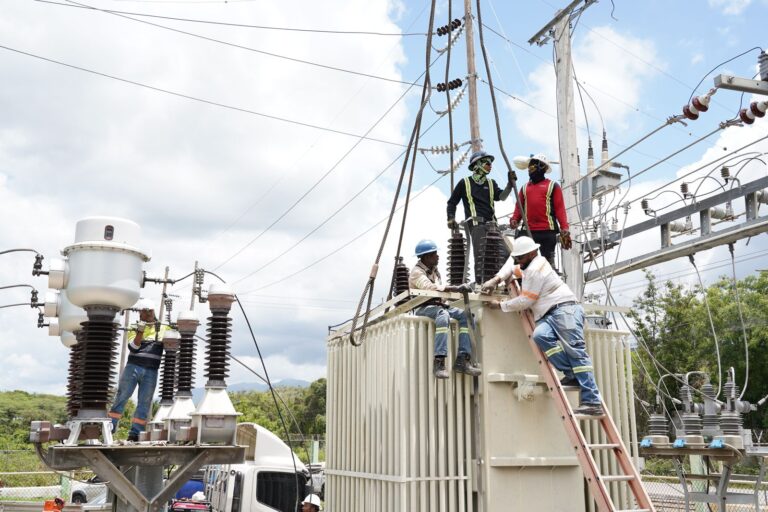 Edesur mejora servicio eléctrico en Cruce de Ocoa