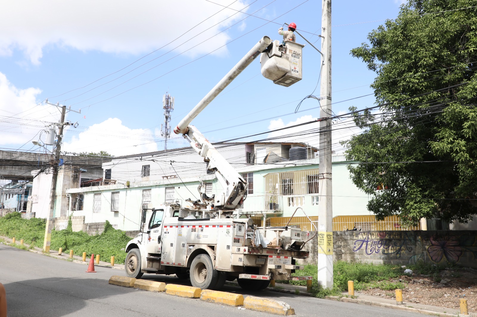 EDEESTE mejora alumbrado público en Santo Domingo y RD