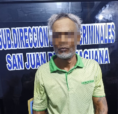 PN apresa a hombre en flagrante delito por herir a infante con arma blanca en San Juan; un prófugo vinculado al caso