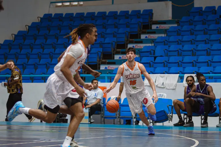 Los Cañeros del Este vencieron en tiempo extra a los Marineros de Puerto Plata en el Polideportivo Eleoncio Mercedes en La Súper Liga