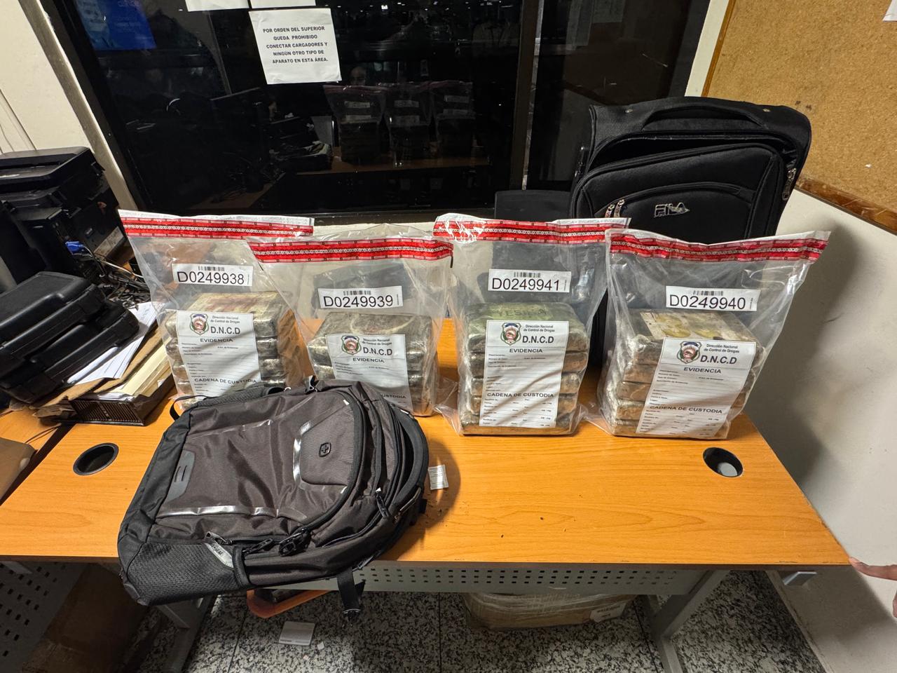 Detienen a extranjeros con 37 paquetes de cocaína en AILA