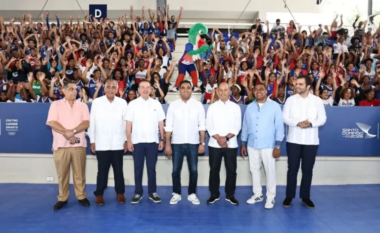 Víctor “Ito” Bisonó entregó el remozado Pabellón para práctica de Voleibol del Centro Olímpico Juan Pablo Duarte