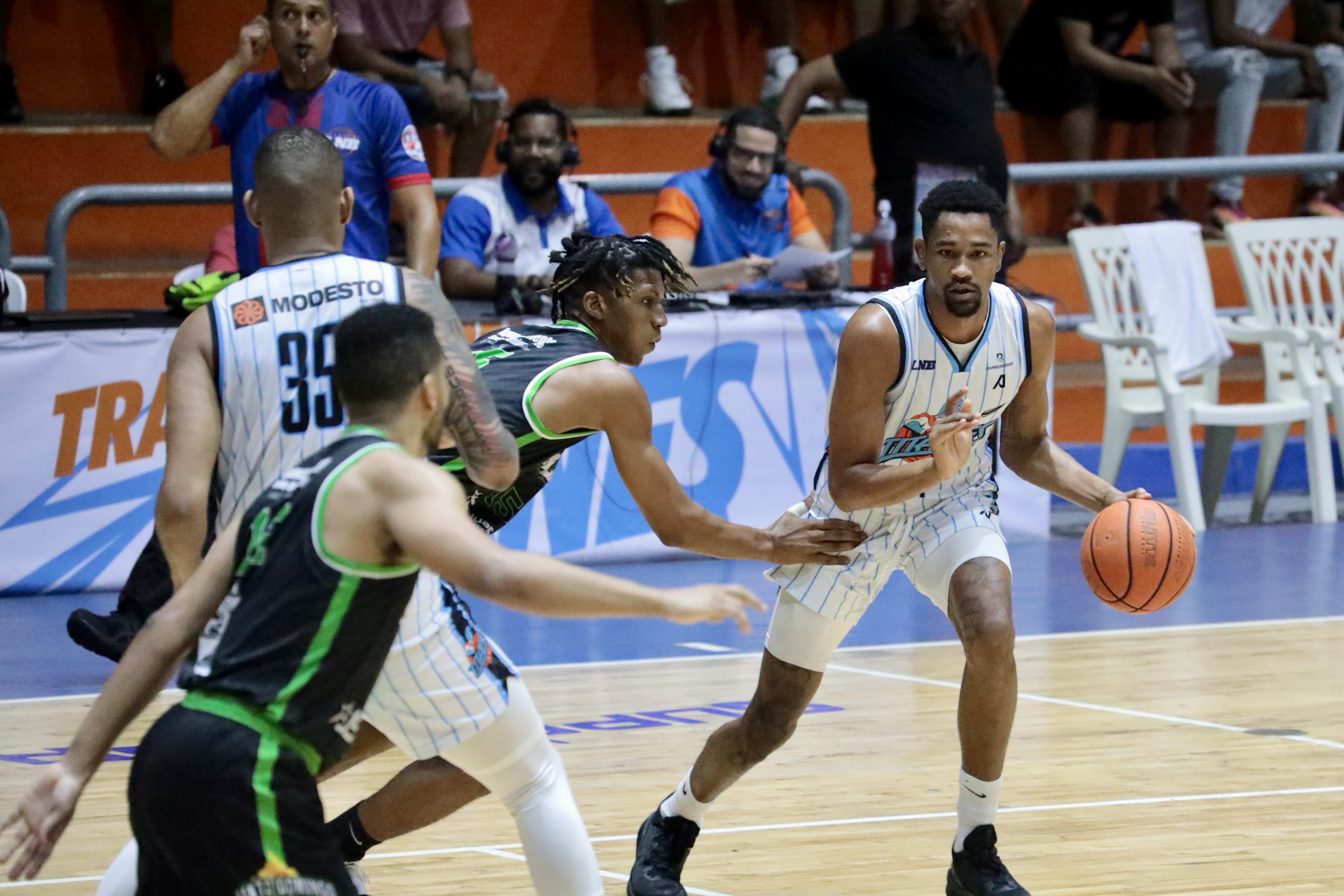 Los Titanes del Sur derrotaron a los Soles del Este en partido de la ronda regular de la Súper Liga de Baloncesto