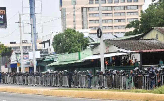 Desalojo en Santo Domingo: Intervención Policial Efectiva