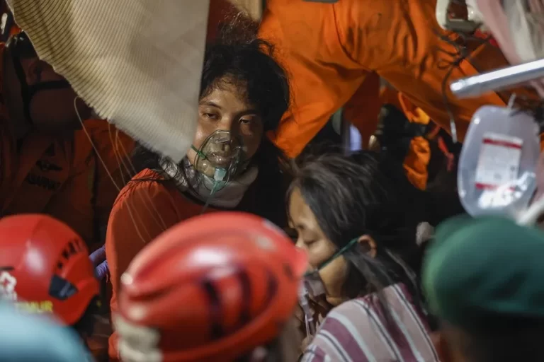 15 mujeres mueren en choque de trenes