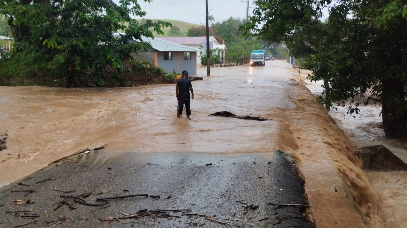 Lluvias de últimas horas destruyen varios puentes, inundan miles de viviendas y obligan a desplazar a más de 30 mil personas