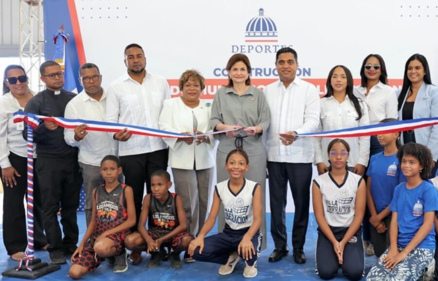 La vicepresidenta Raquel Peña y el ministro de Deportes, Kelvin Cruz entregaron un techado multiuso en el sector Villa Liberación