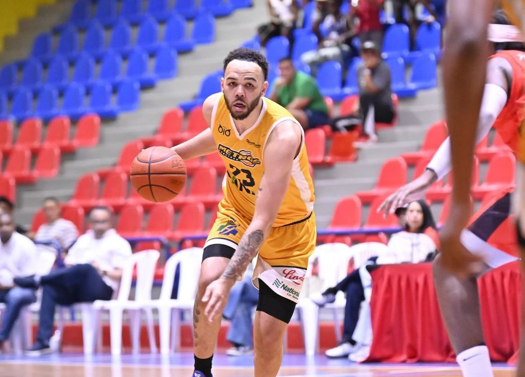 Los Metros de Santiago derrotaron a los Leones de Santo Domingo y se mantienen invictos en la Súper Liga Nacional de Baloncesto