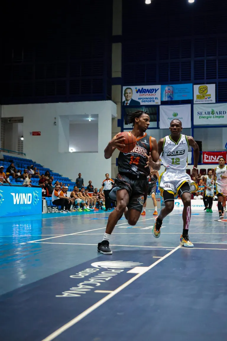 Los Cañeros del Este se impusieron sobre los Soles del Este en un partido celebrado en el Polideportivo Eleoncio Mercedes