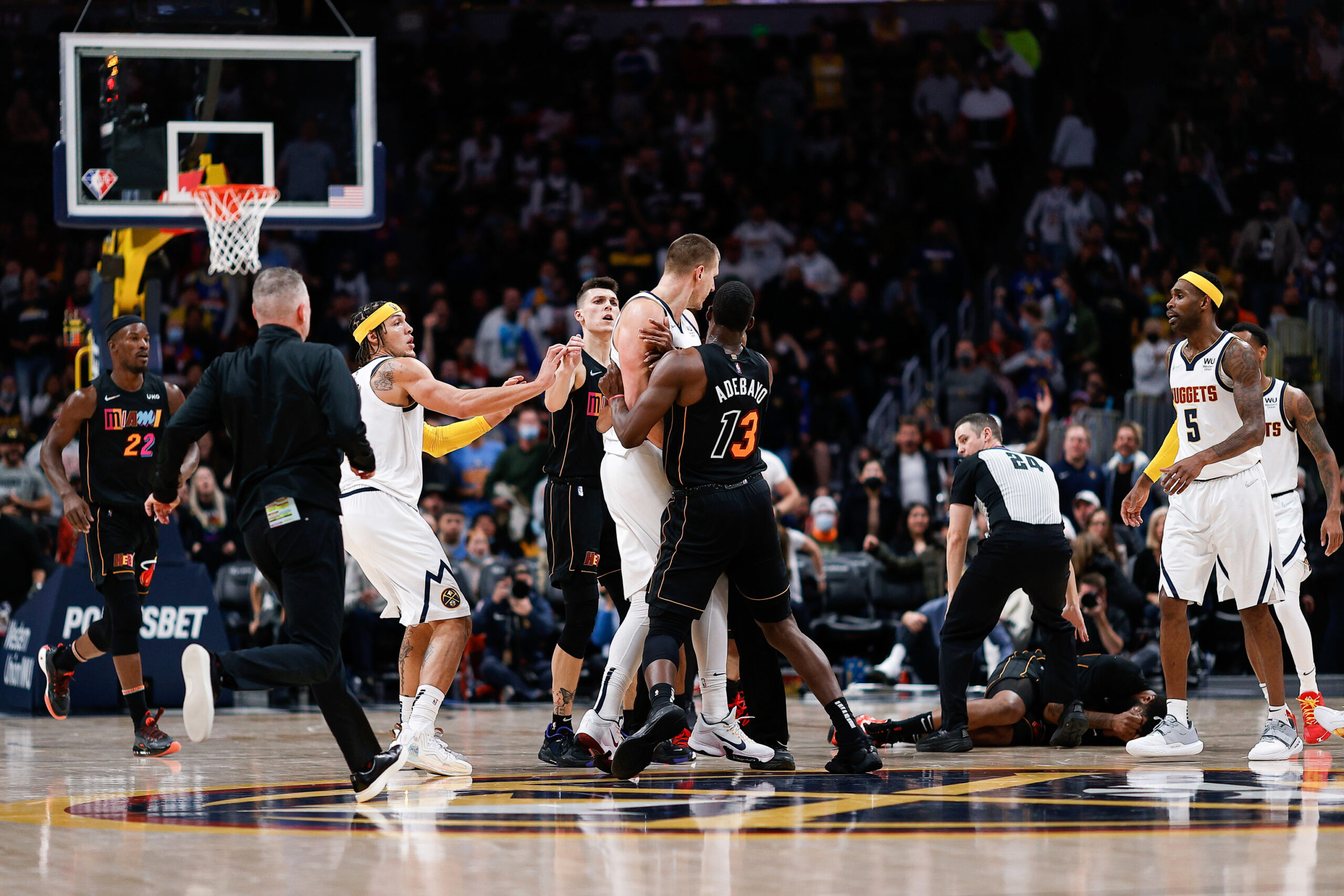 La NBA multó con 50 y 35 mil dólares a Nikola Jokic y Julius Randle respectivamente por un pleito el sábado
