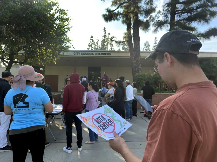 Crece rechazo en Los Ángeles a centro de IA en icónico escenario de ‘Volver al futuro’
