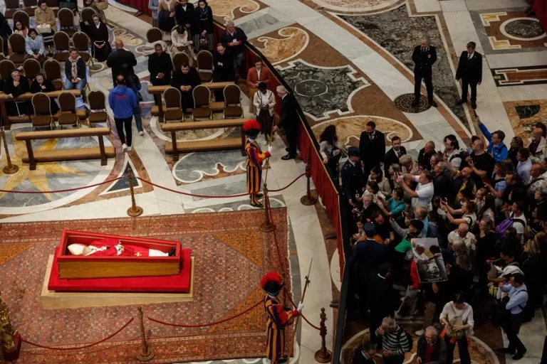 León XIV llama a recoger el legado de Francisco en el primer aniversario de su muerte