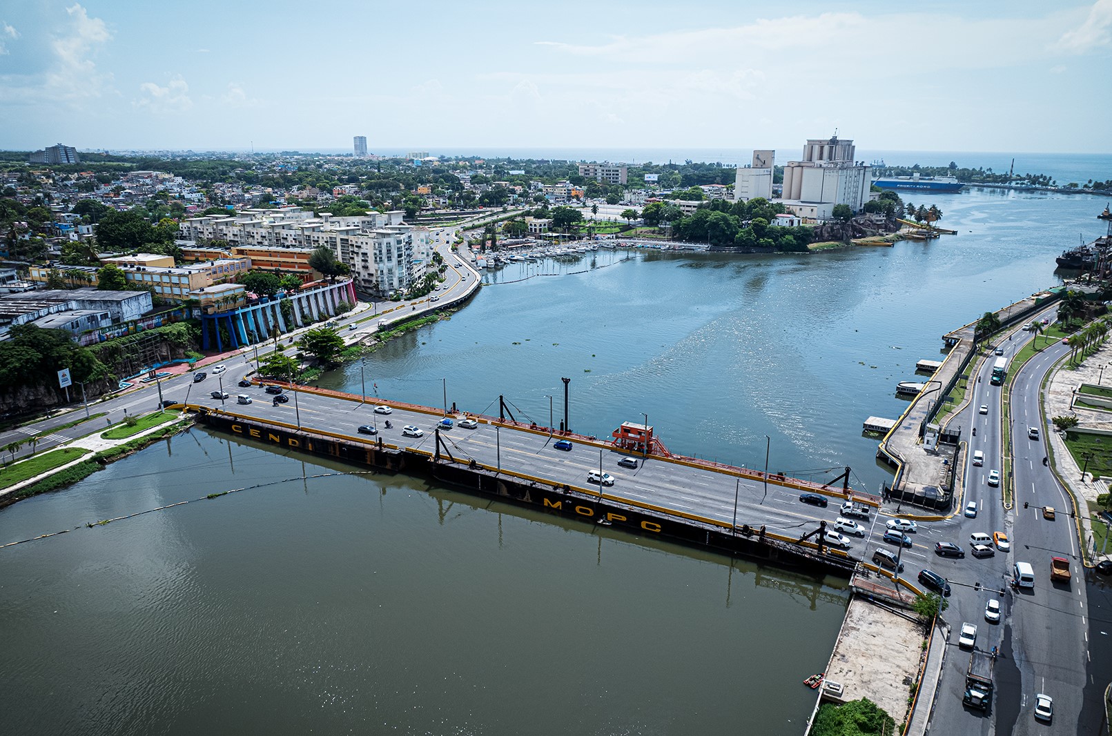 Puente flotante sobre el río Ozama cerrará este sábado por paso de embarcación
