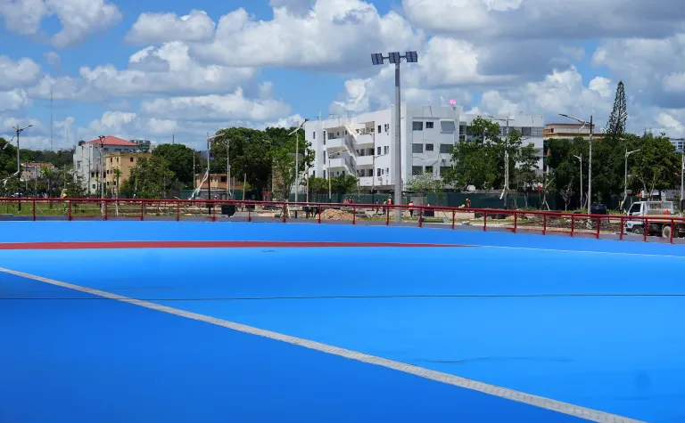 La Alcaldía del Distrito Nacional construye un moderno y funcional patinódromo en el sector Miramar de esta capital