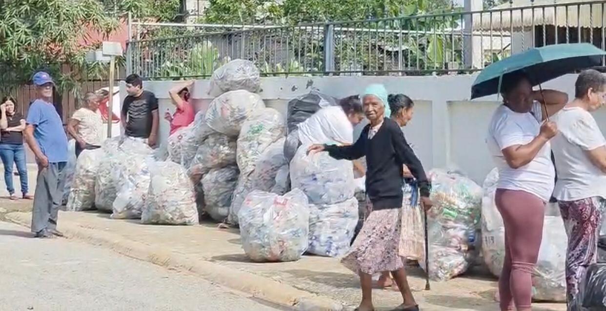 Intercambio de plástico por alimentos en La Herradura