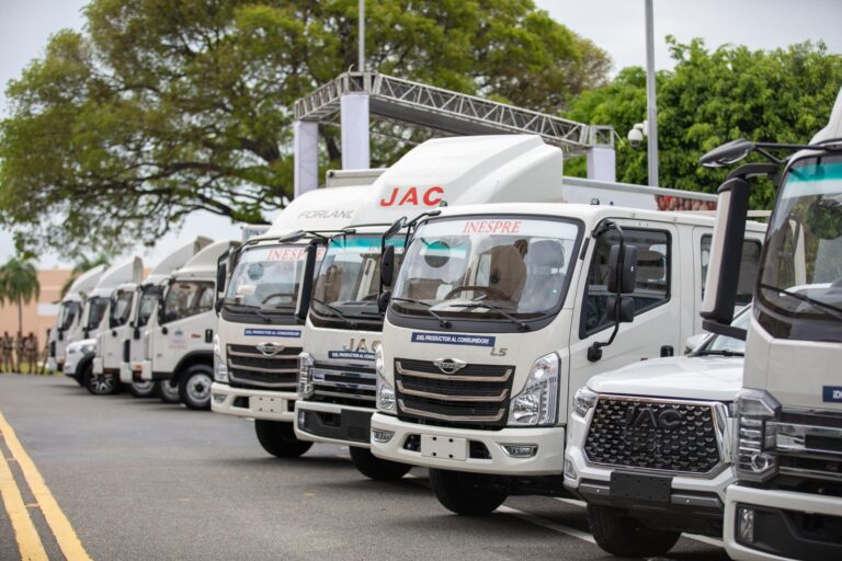 Abinader entrega 25 vehículos para INESPRE en RD