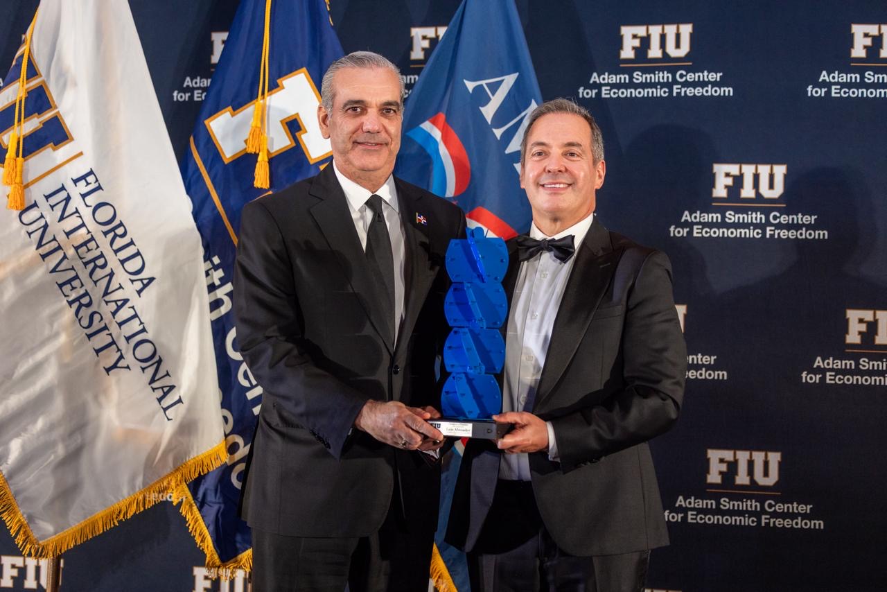 Luis Abinader recibe premio en Miami por libertad económica