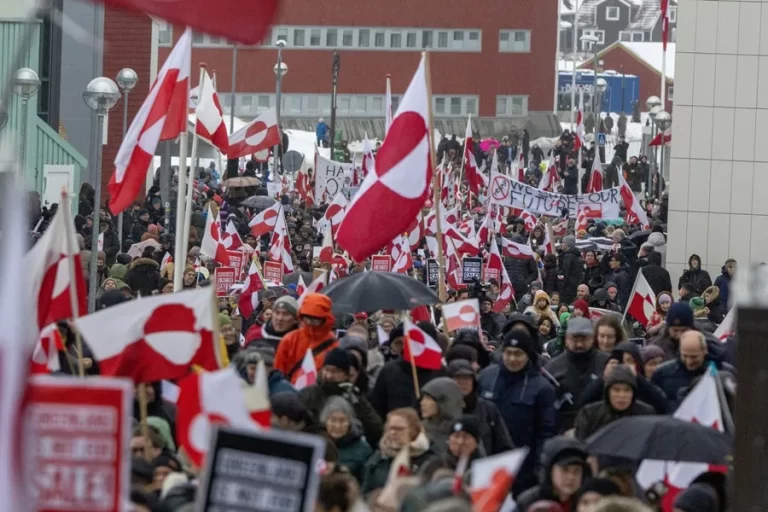 Protesta frente al consulado de EE.UU. en Nuuk en rechazo a las ambiciones de Trump sobre Groenlandia