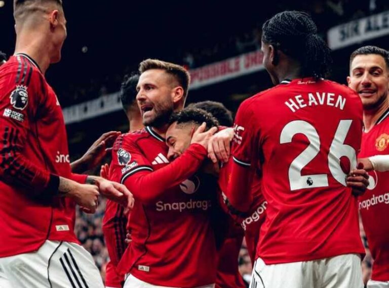 El Manchester United derrotó al Livelpool y terminó entre los cinco primeros en la Premier League