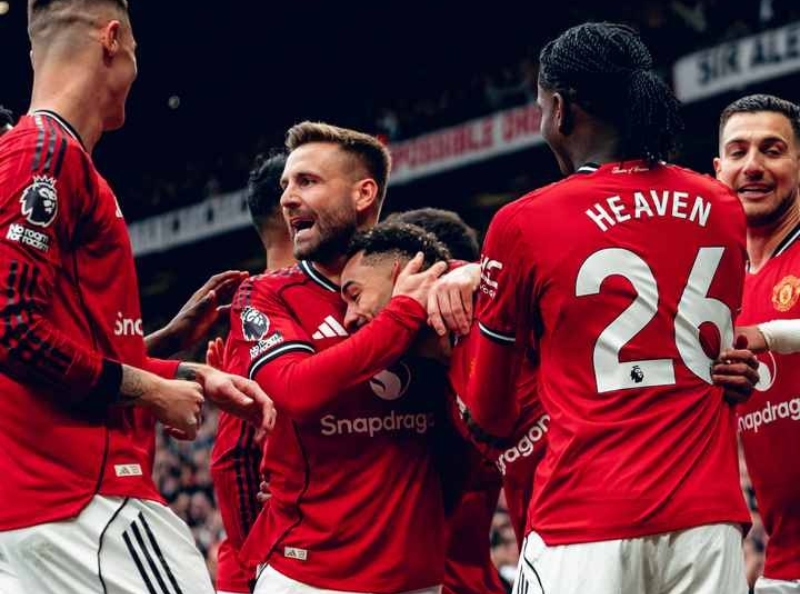 El Manchester United derrotó al Livelpool y terminó entre los cinco primeros en la Premier League