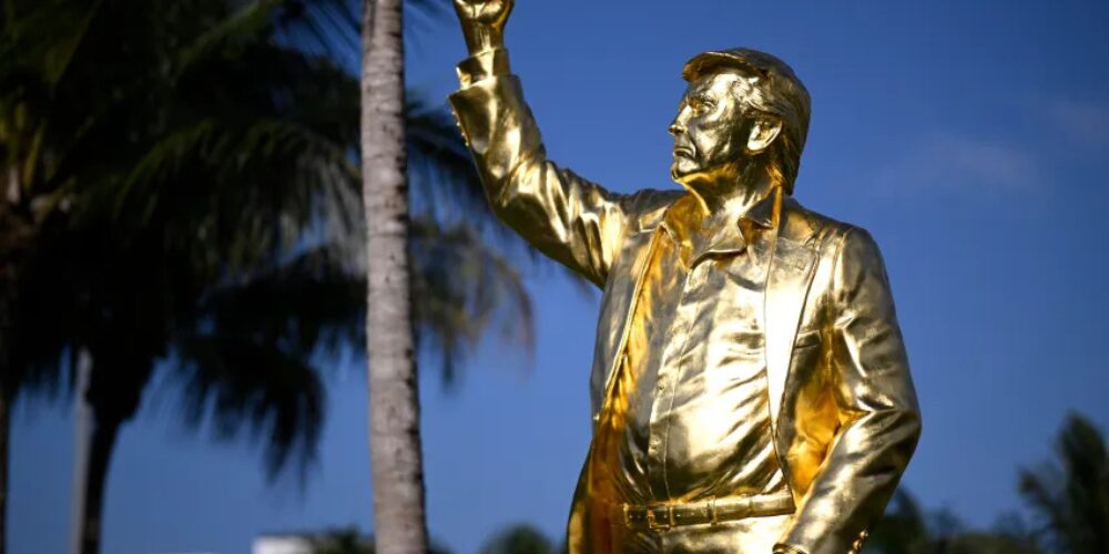 Trump defiende que su escultura dorada en Miami se convertirá en "monumento emblemático"