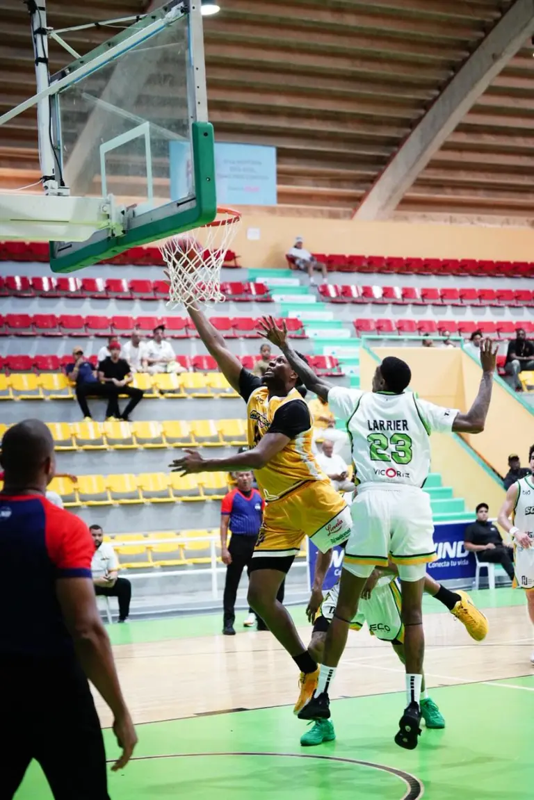 Los Metros de Santiago derrotaron a los Soles del Este en la continuación de la Super Liga de Baloncesto