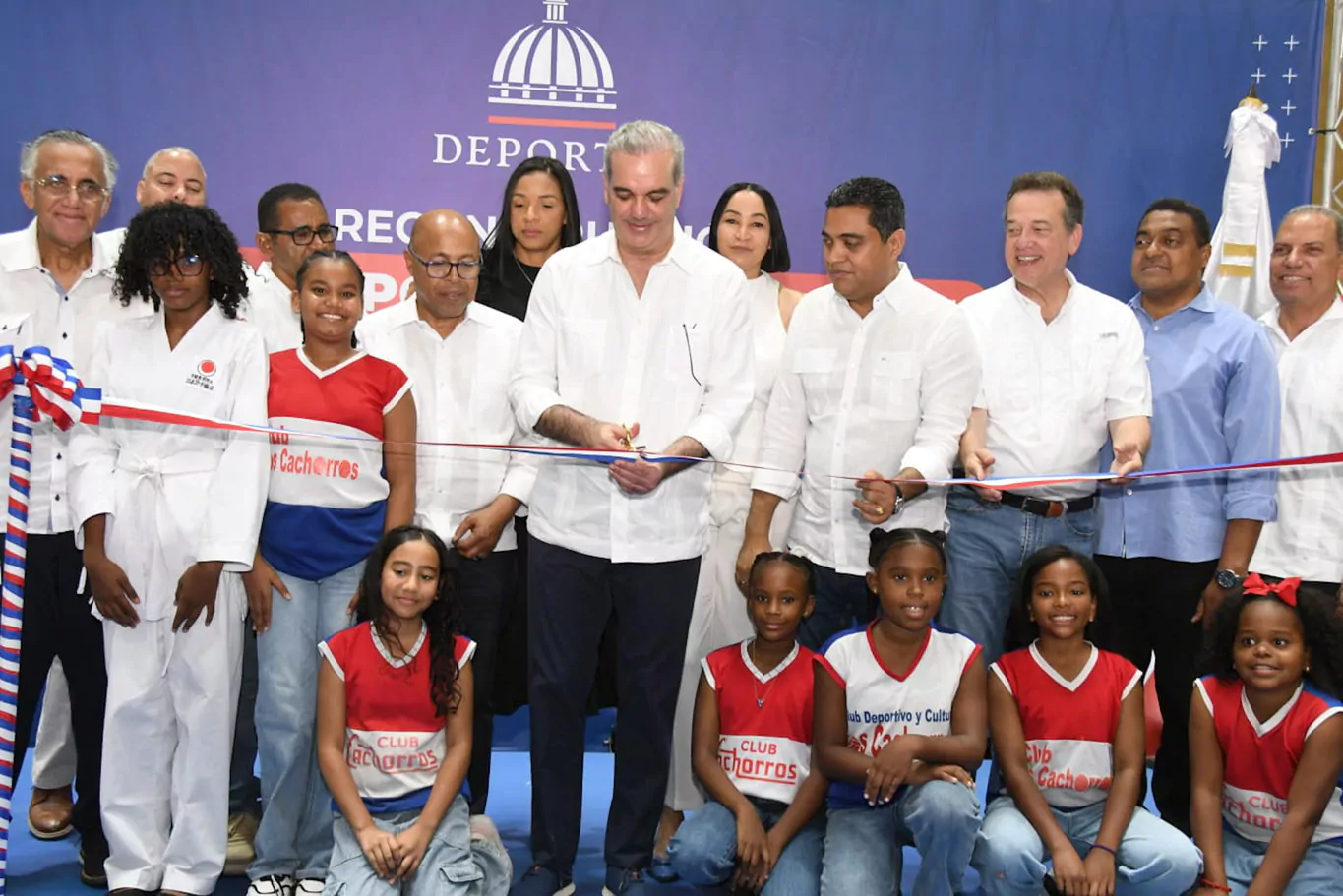 El presidente Luis Abinader entregó el remozado Club Deportivo y Cultural los Cachorros de Cristo Rey