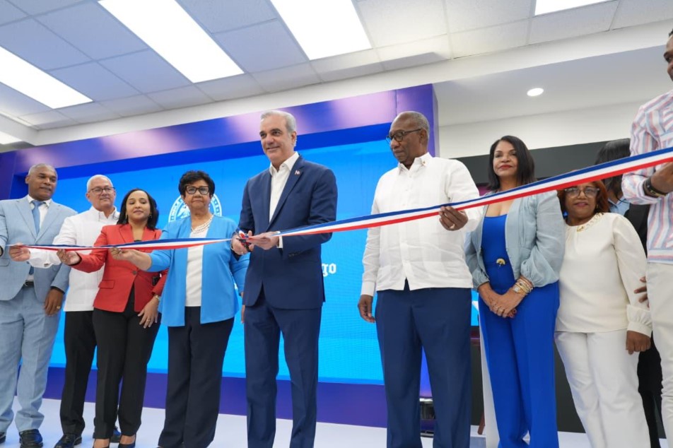 Presidente Abinader y rector Editrudis Beltrán inauguran moderno Centro Multiservicios y varias infraestructuras académicas, tecnológicas y de servicios estudiantiles de la UASD