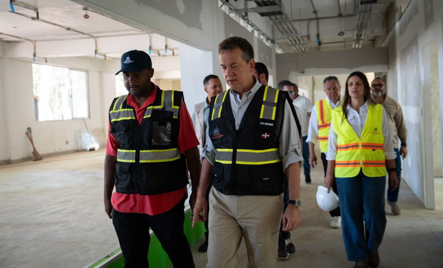 El ministro de Vivienda, Hábitat y Edificaciones, Víctor -Ito- Bisonó realizó un recorrido de supervisión por el Centro Olímpico