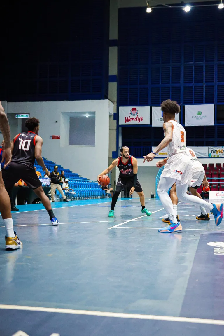 Los Leones de Santo Domingo detuvieron una racha de cuatro derrotas y vencieron a los Cañeros del Este en la Super Liga de Basket