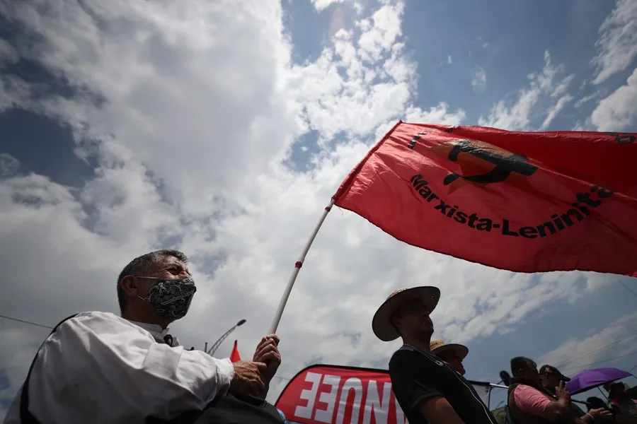 Miles de docentes marchan en México durante el Día del Maestro para exigir mejoras salariales