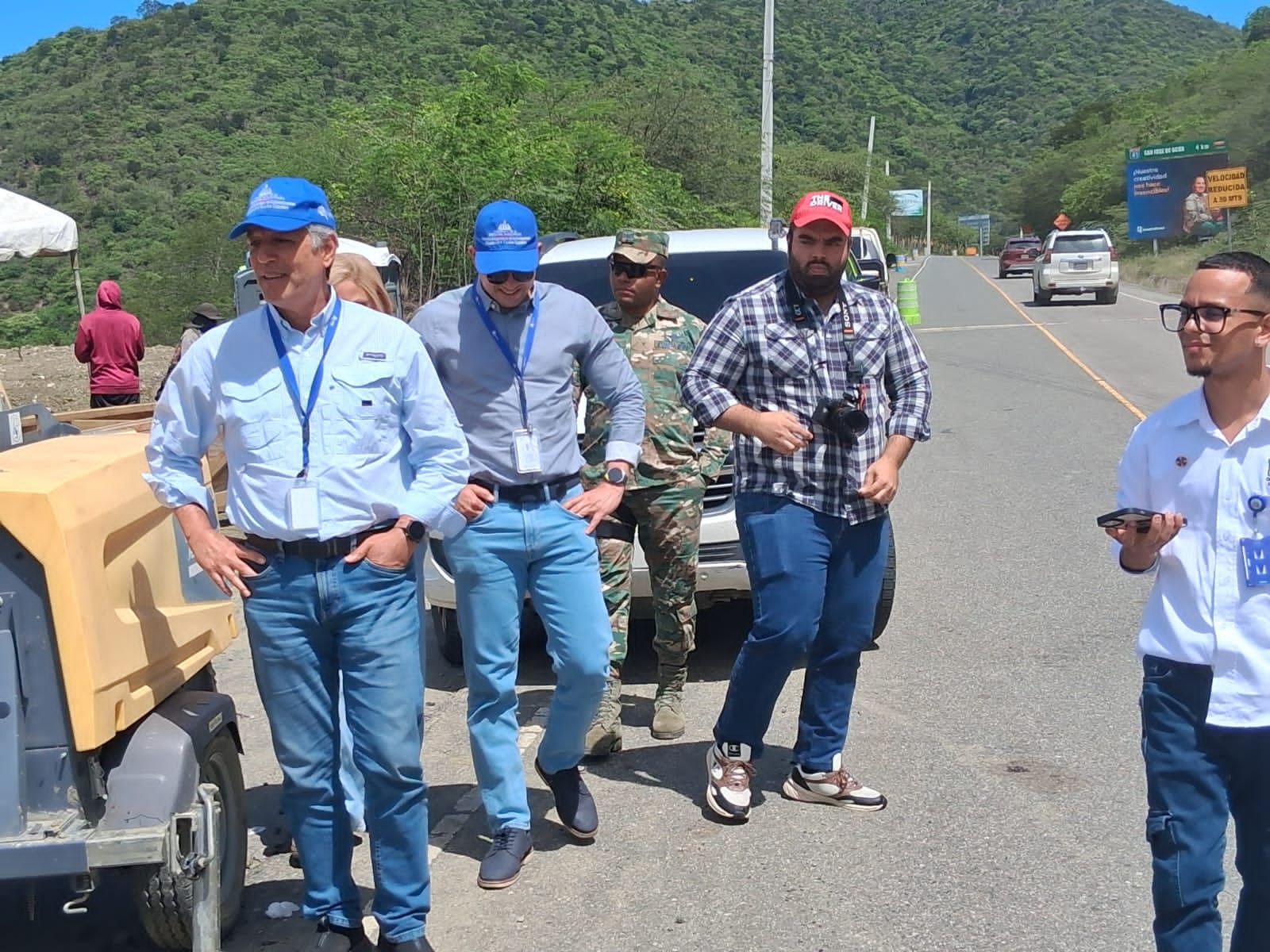 Onesvie investiga impacto del derrumbe en carretera del Cruce de Ocoa tras intensas lluvias