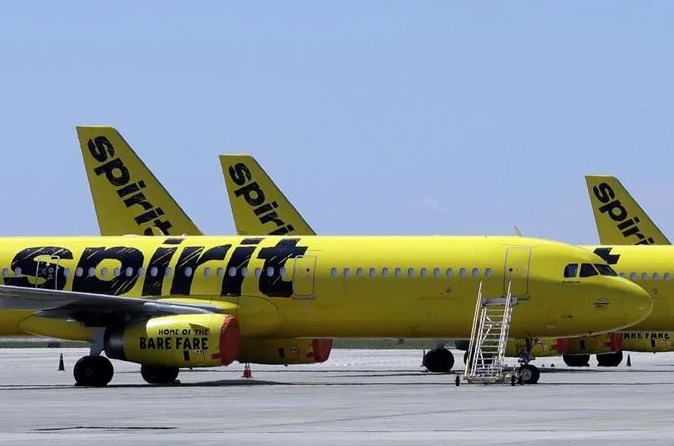 Spirit Airlines cesa operaciones tras fracasar negociaciones para un rescate, cientos miles de pasajeros afectados