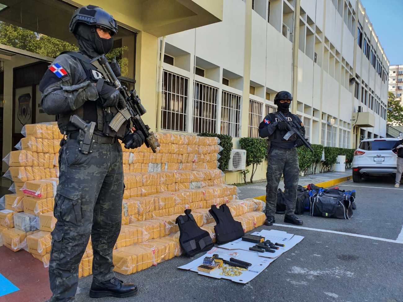 Policía Nacional ocupa presuntas sustancias narcóticas abandonadas durante operativo preventivo en La Vega
