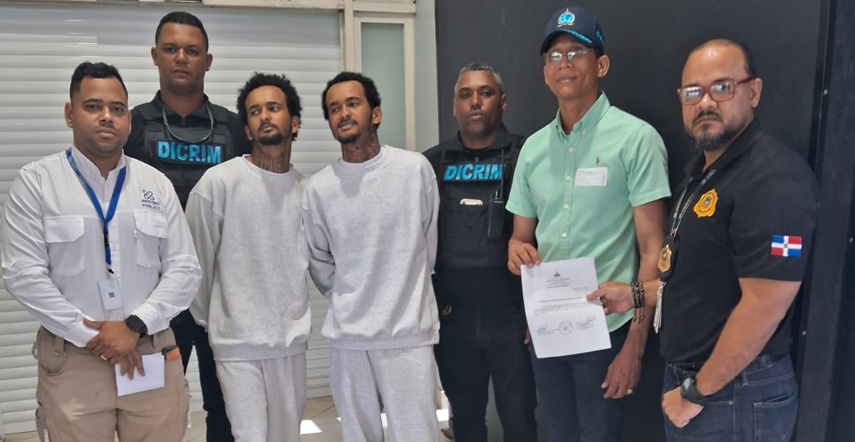 Detienen a hermanos por asalto a joyería en Santo Domingo