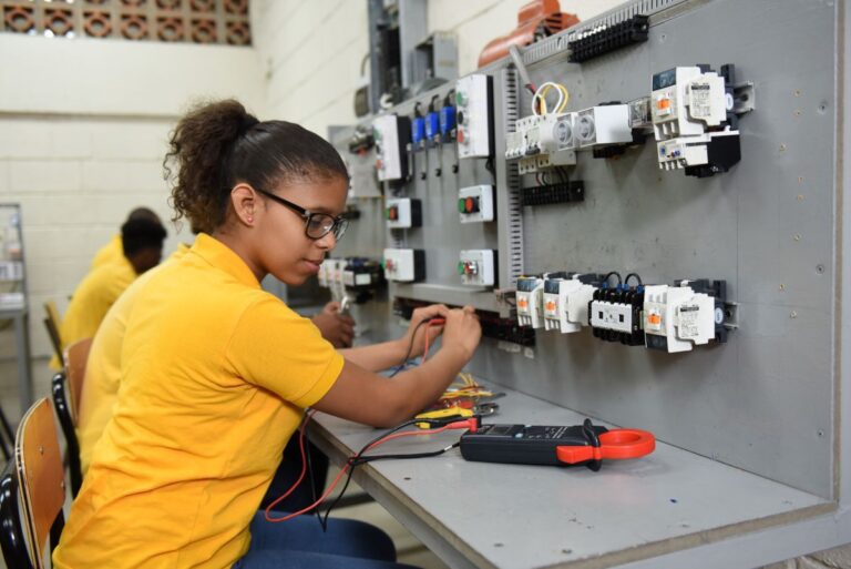 Impacto de la capacitación: ingresos laborales aumentan gracias al INFOTEP en el sector manufacturero