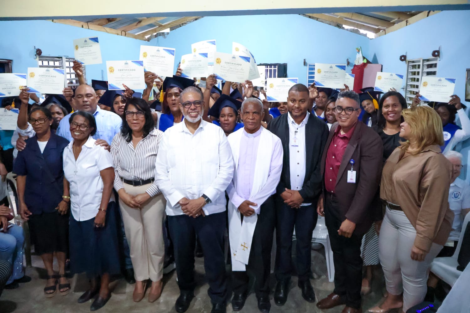 Nueva generación de emprendedoras se gradúa en San Cristóbal con apoyo de la DGDC