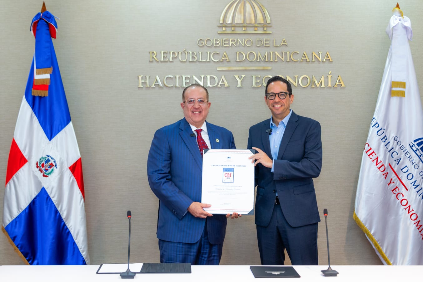 Ministerio de Hacienda y Economía recibe Sello CAF +300