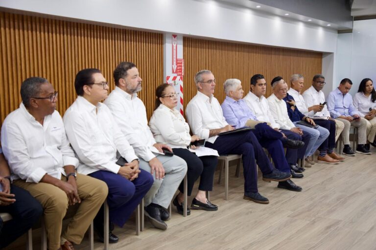 Abinader escucha necesidades en Licey al Medio y Tamboril