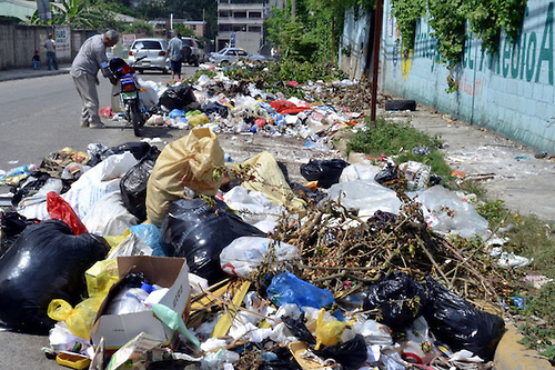 Residentes de Mi Hogar exigen recogida de basura urgente