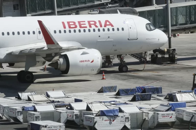 Iberia activa un plan de respuesta al alza del combustible para mitigar el impacto en los billetes