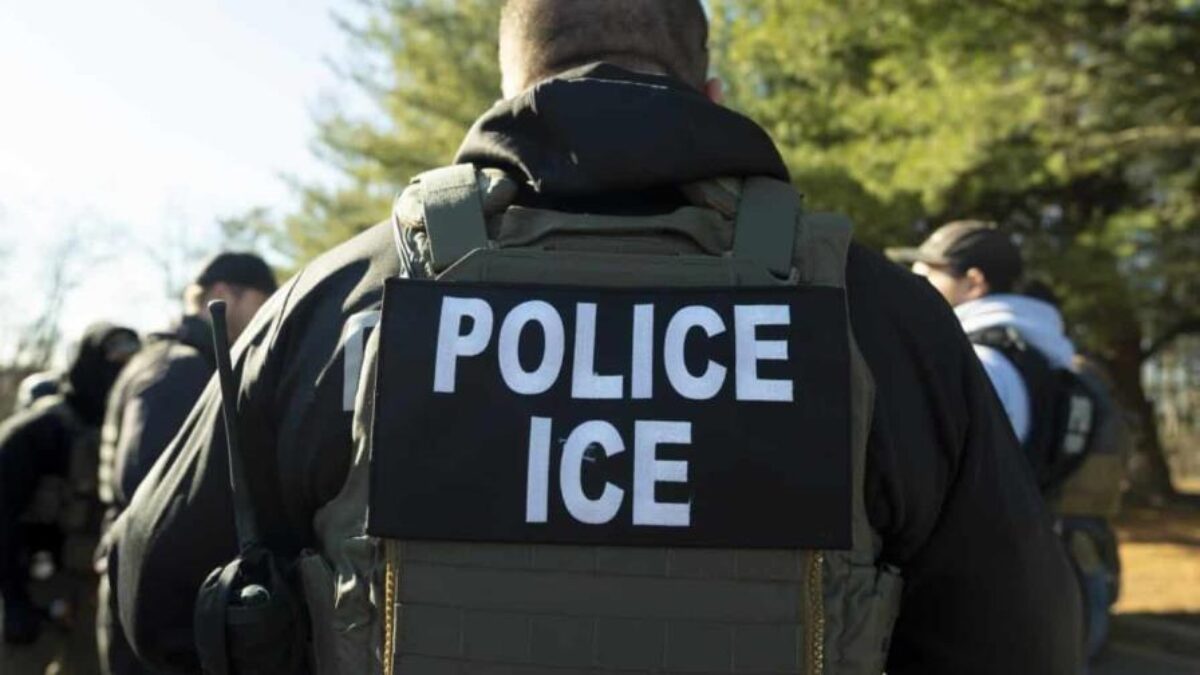 Arrestan agente de ICE acusado de disparar a migrante venezolano y falsificar informe oficial