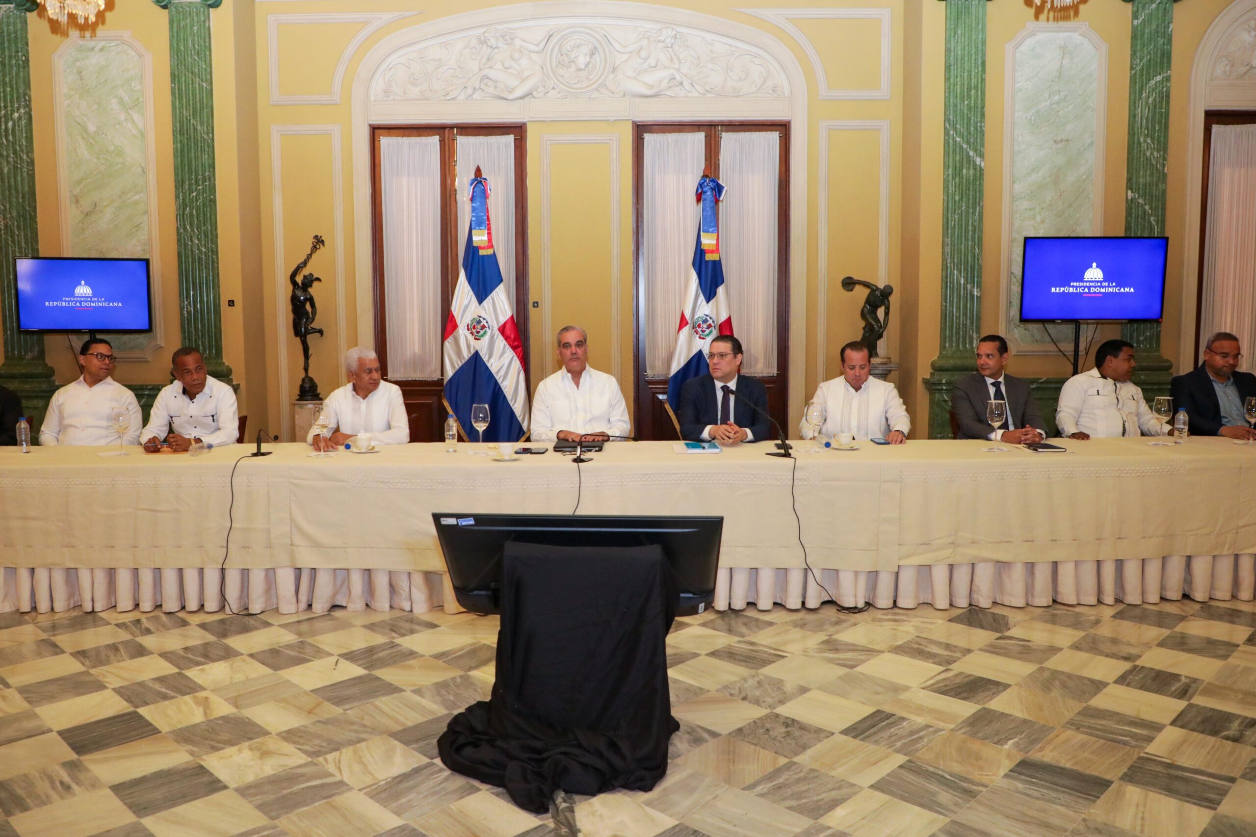 Abinader se Reúne con Transporte para Estabilidad de Pasajes