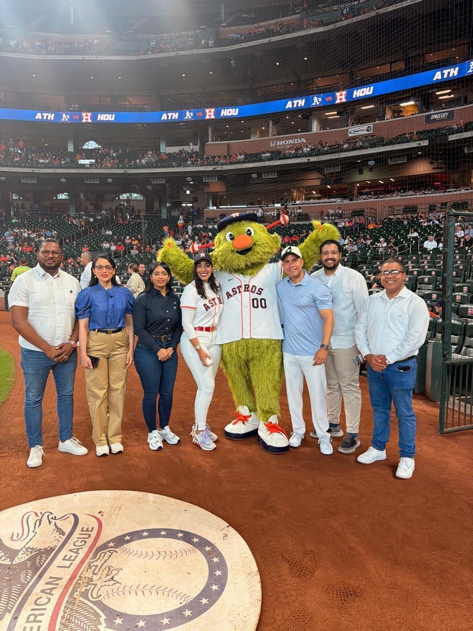Cónsul dominicana en Houston Leidy Rosario lanza primera bola play de los Astros