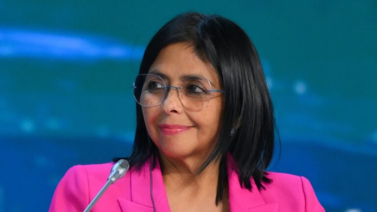 Abuchean a Delcy Rodríguez tras terremotos